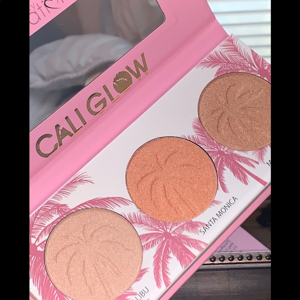 cali glow (beauty creations) highlight palette